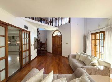 Casa de 5 ambientes, Córdoba · B° Urca - Venta Casa 4 Dorm 4 Baños + Quincho Piscina y Patio - Recibe Menor