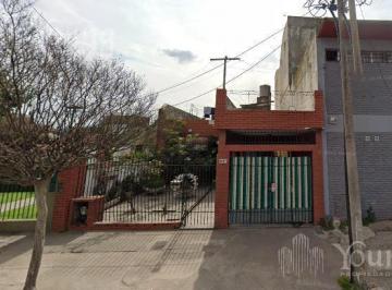 Casa · 190m² · 3 Ambientes · 1 Cochera · Casa 3 Ambientes con Patio y Cochera en Venta Bernal Oeste