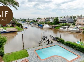 Casa · 416m² · 8 Ambientes · 4 Cocheras · Importante Casa en Venta con Amarra en El Reconocido Barrio Náutico Marina del Sol, en Punta Chica.