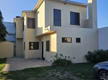 Casa · 120m² · 4 Ambientes · 1 Cochera · Chalet 4 Ambientes Barrio Constitucion