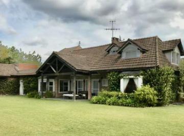 Casa · 2200m² · 5 Ambientes · 1 Cochera · Casa en Venta en Martindale Country Club