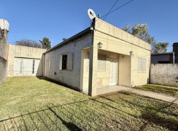Casa · 83m² · 4 Ambientes · 1 Cochera · Casa en Velez Sarfield Al 1200, Entre Larrea y Saavedra.