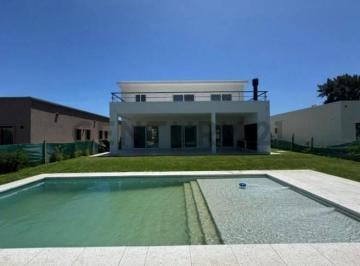 Casa · 267m² · 5 Ambientes · 4 Cocheras · Casa con Pileta Parquizada