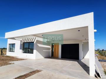 Casa · 158m² · 4 Ambientes · 2 Cocheras · Vida Club de Campo Barrio Privado - Funes