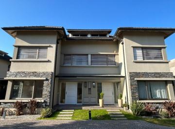 Casa · 200m² · 5 Ambientes · 2 Cocheras · Casa - Lomas de Zamora