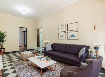 Casa · 124m² · 4 Ambientes · 1 Cochera · Casa Apto Credito Refaccionada a Nuevo Cuatro Ambientes. Cochera. y Terrazas Liniers