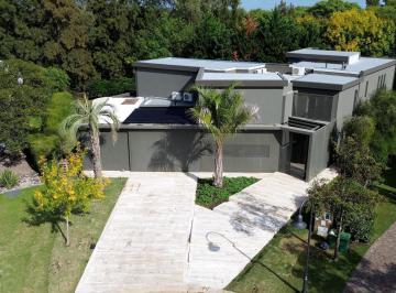Casa · 477m² · 8 Ambientes · 2 Cocheras · Casa en Castores con El Mejor Acceso a Guardia y Club House!