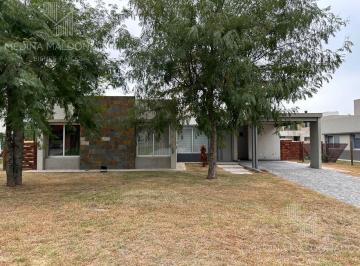 Casa · 160m² · 4 Ambientes · 2 Cocheras · Casa en Alquiler de 4 Ambientes - Fincas de Hudson