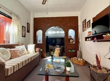 Casa · 120m² · 4 Ambientes · 1 Cochera · Venta Casa con Quincho en Billinghurst