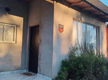 Casa · 107m² · 4 Ambientes · Chalet 4 Amb con Local y Parque en Los Acantilados. Apto Credito. Urgencia de Venta