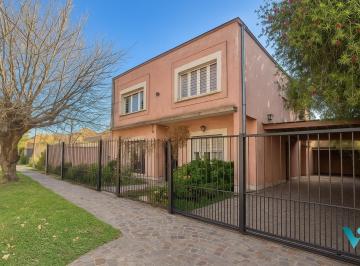 Casa · 238m² · 5 Ambientes · 2 Cocheras · Casa en Venta Ituzaingó 5 Ambientes con Quincho Apta Crédito