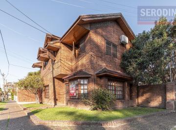 Casa · 157m² · 5 Ambientes · 1 Cochera · Casa en Bernal Barrio Parque