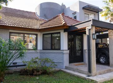Casa · 160m² · 4 Ambientes · 4 Cocheras · Venta de Casa 4 Ambientes con Parque y Pileta en Moreno