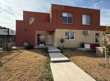 Casa · 110m² · 5 Ambientes · 2 Cocheras · Casa en Alquiler en Casas de Santa Guadalupe, Casas del Este, Pilar del Este