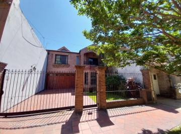 Casa · 241m² · 6 Ambientes · 3 Cocheras · Chalet con Fondo y Pileta