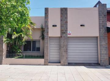 Casa · 190m² · 6 Ambientes · 3 Cocheras · Moderno 4 Dorm. con Pileta y Fondo