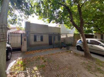 Casa · 150m² · 4 Ambientes · 1 Cochera · Moderna Vivienda con Fondo