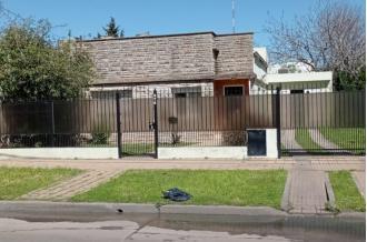 Casa · 171m² · 3 Ambientes · 1 Cochera · Gran Terreno con Vivienda con Pileta