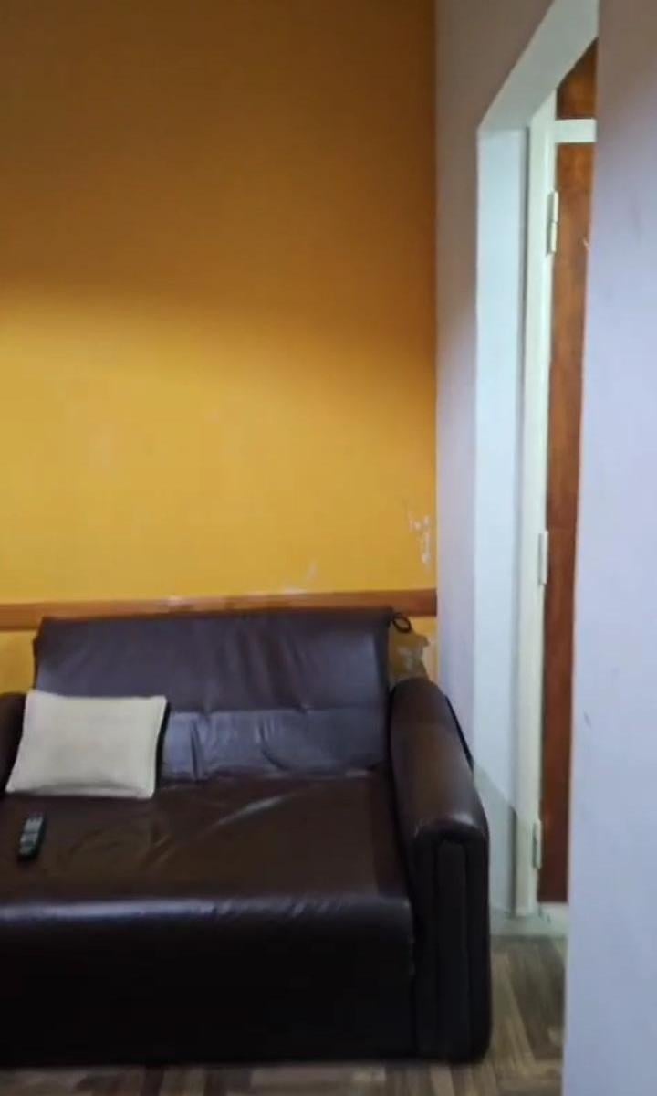 Living comedor, cocina separada, baño completo, dormitorio.