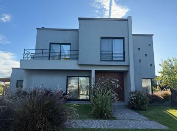 Casa · 253m² · 5 Ambientes · 2 Cocheras · Casa en Alquiler Anual con Muebles 6 Ambientes y con Pileta en El Canton Golf