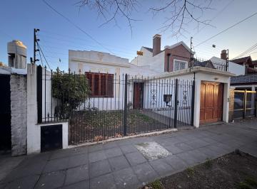 Casa de 3 ambientes, Quilmes · Casa 3 Ambientes con Jardin y Cochera Cubierta en Venta