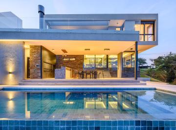 Casa · 398m² · 4 Dormitorios · 2 Cocheras · Espectacular Casa en Cinco Lomas