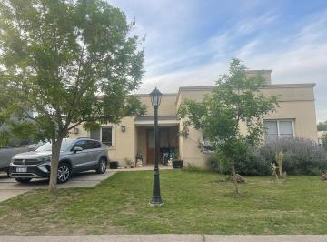 Casa · 180m² · 4 Ambientes · 2 Cocheras · Casa en Alquiler en Santa Guadalupe, Pilar del Este, Pilar