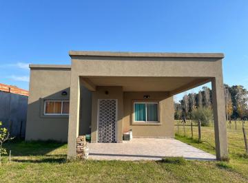 Casa · 91m² · 3 Ambientes · 1 Cochera · Casa Moderna con Parque y Pileta, Domselaar Chico