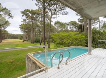 Casa · 230m² · 5 Ambientes · 1 Cochera · Permuto Casa Exclusiva con Vista Al Golf por Depto en La Costa Atlántica - Permuta