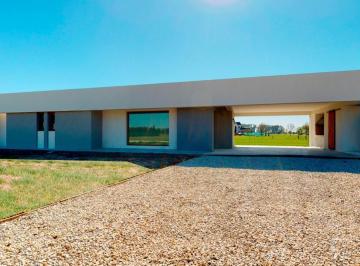 Casa · 200m² · 6 Ambientes · 2 Cocheras · Casa en Venta Nueva 3 Dorm. en Campos de Roca II