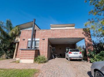 Casa · 270m² · 5 Ambientes · 2 Cocheras · Casa en Aires del Llano Barrio 3 Mza 7