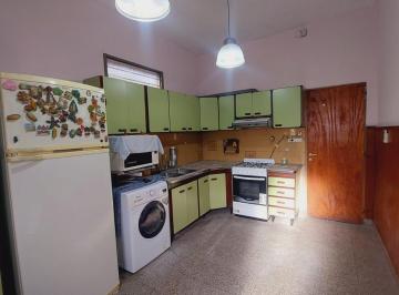 Casa de 3 ambientes, Almirante Brown · Alquiler de Casa de 3 Ambientes con Fondo.