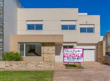 Casa de 4 ambientes, Mar del Plata · Casa 4 Amb - Caisamar