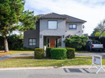 Casa · 160m² · 5 Ambientes · 2 Cocheras · Venta Casa Barrio Privado Ezeiza con Escritura