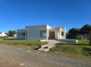 Casa · 211m² · 4 Ambientes · 2 Cocheras · Alquiler Casa Barrio Cerrado La Mata 3 Hab Tandil
