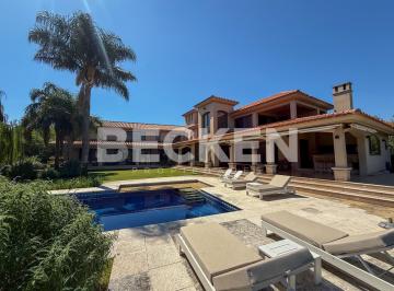 Casa · 900m² · 5 Ambientes · 2 Cocheras · Casa a La Venta en Las Delicias Fondo Golf