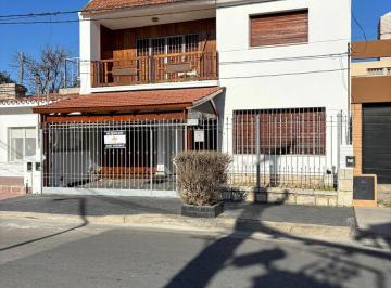 Casa · 245m² · 4 Dormitorios · 1 Cochera · Casa en Maipú Seccion 1