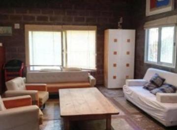 Quinta vacacional · 180m² · 5 Ambientes · 1 Cochera · Venta Casa Quinta 5 Ambientes con Cochera y Pileta Gonzalez Catan