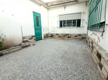 Casa de 4 ambientes, Mataderos · Casa en Alquiler 4 Amb. C/patio, Galpon y Cochera