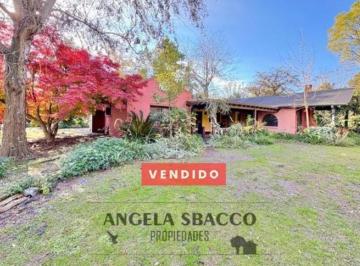Casa · 216m² · 4 Ambientes · 1 Cochera · Casa Quinta en Barrio Los Pinos. Vendido