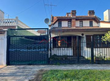Casa · 200m² · 4 Ambientes · 1 Cochera · Alquiler Duplex 4 Ambientes Barrio 15 de Diciembre, Ciudad Evita.