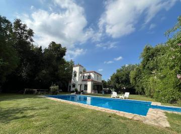 Casa · 209m² · 6 Ambientes · 2 Cocheras · Venta Casa 7 Amb/pileta /parque Apto Crédito! Permuta!