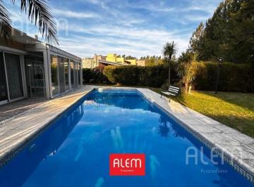 Casa · 232m² · 4 Ambientes · 2 Cocheras · Casa en Venta en Canning