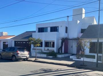 Casa · 360m² · 5 Ambientes · 2 Cocheras · Casa en Jose Pacifico Otero 1100
