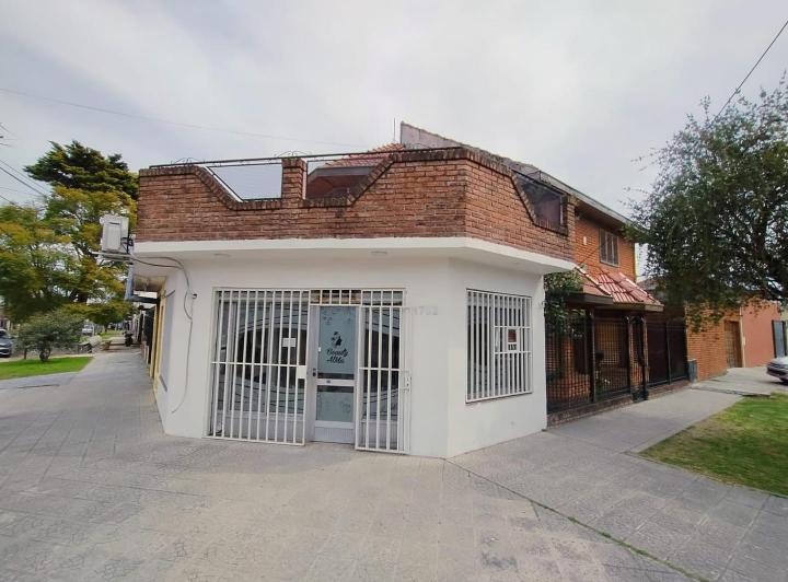 Casa · 260m² · 4 Ambientes · 2 Cocheras