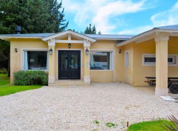 Casa de 4 ambientes, Costa Esmeralda · Venta Casa Costa Esmeralda Piscina y Quincho Cerrado