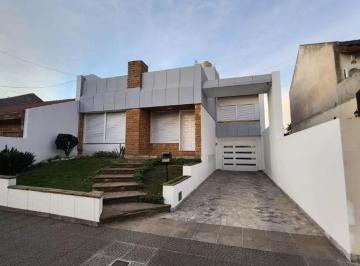 Casa · 200m² · 7 Ambientes · 5 Cocheras · Venta Casa con Patio, Cochera, Jardin, Terraza San Justo
