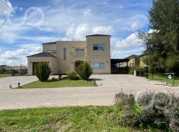 Casa · 300m² · 6 Ambientes · 4 Cocheras · Casa a La Laguna en Barrio Privado Los Talas Canning