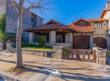Casa · 206m² · 6 Ambientes · 1 Cochera · Pintoresco Chalet en Barrio Stella Maris, Ideal Uso Profesional.