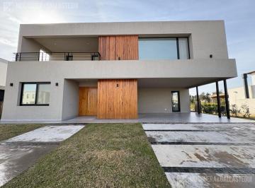 Casa · 246m² · 7 Ambientes · Casa en Vanta en La Calesa, Pilara.
